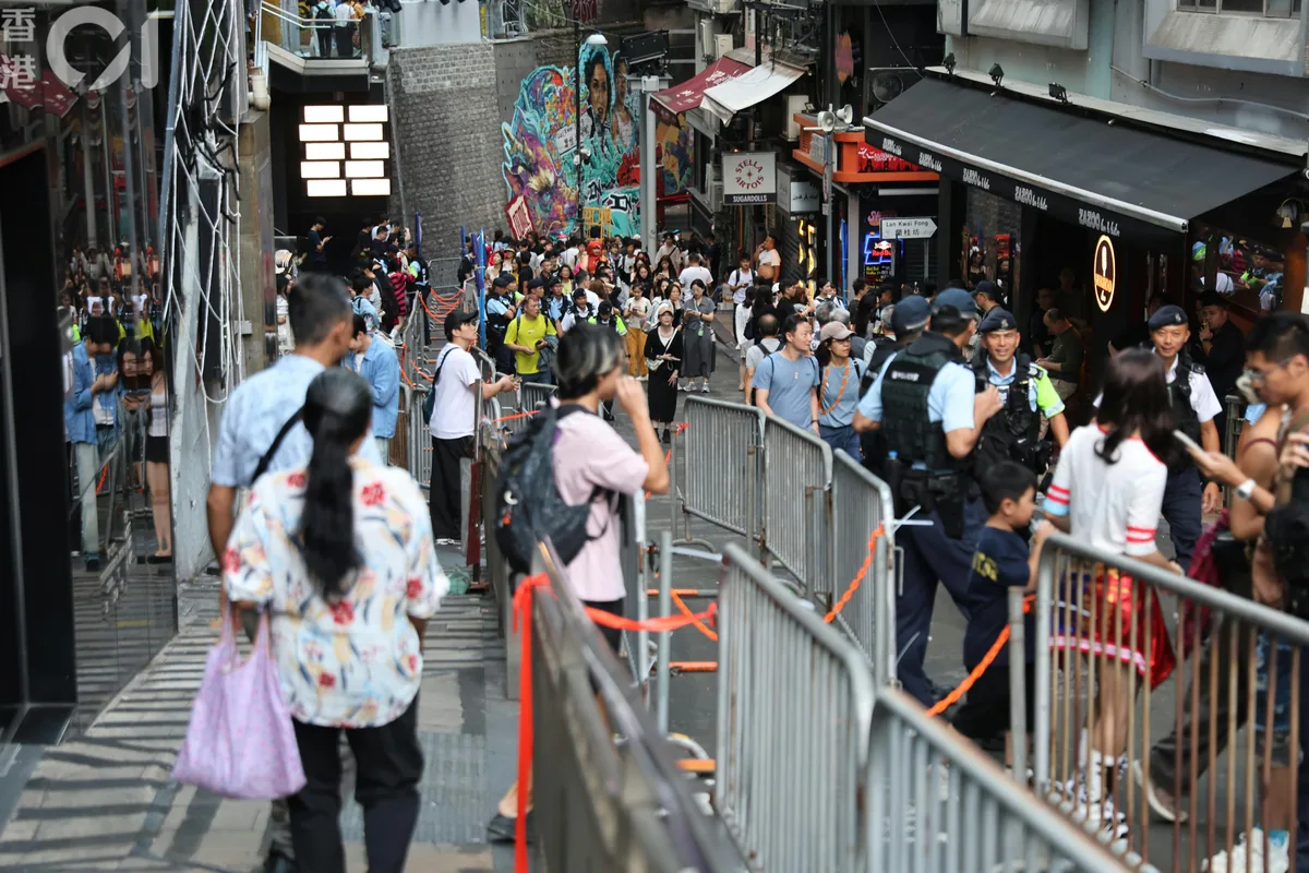 10月31日入夜前,香港中环兰桂坊一带已经实施人流管制,铁马和橙色胶带旁站着警察,街上人很多