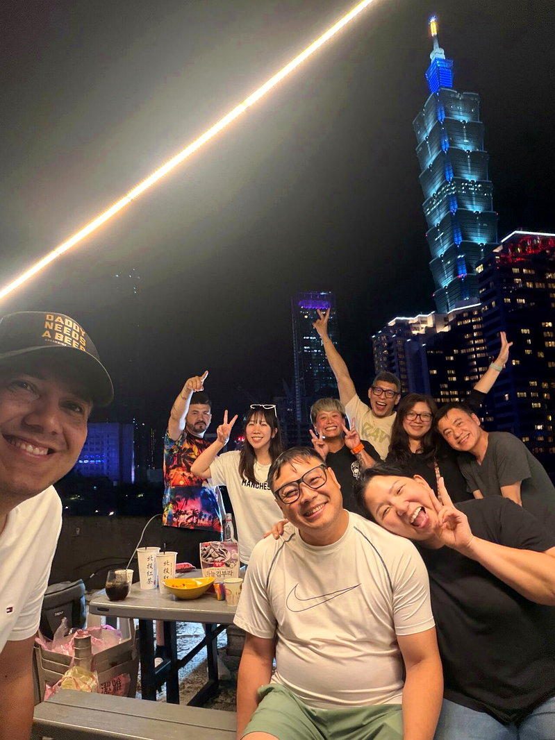 从年收不足1万到指针歌剧院女主 台裔何佳陵唱出逆袭路 7 何佳陵(前左)跟另一半(前左二)今年回台灣跟朋友、家人同聚。(何佳陵提供)