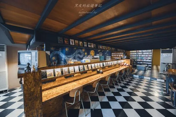 恒春金像咖啡:前身是DVD出租店,天花板排满电影封面 12 ▲▼屏東恆春金像咖啡DVD出租店風格空間與義大利麵、燉飯。(圖/《黑皮的旅遊筆記》授權提供)