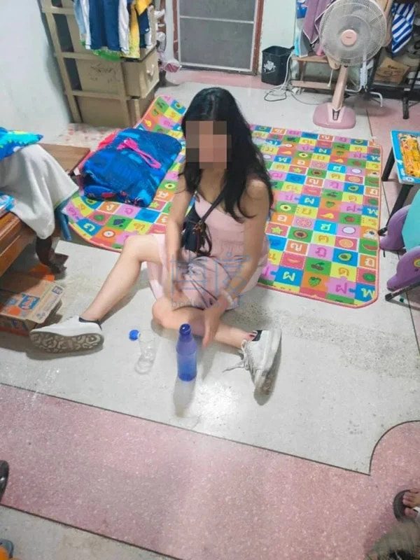 中国女子曼谷酒店遭4男绑架 载往泰缅边境途中跳车自救 2人被捕 2 8月23日,一名中國女子在泰國被騙,遭4名泰國男子綁架準備送往達府湄索縣,女子跳車成功自救。(中國報)