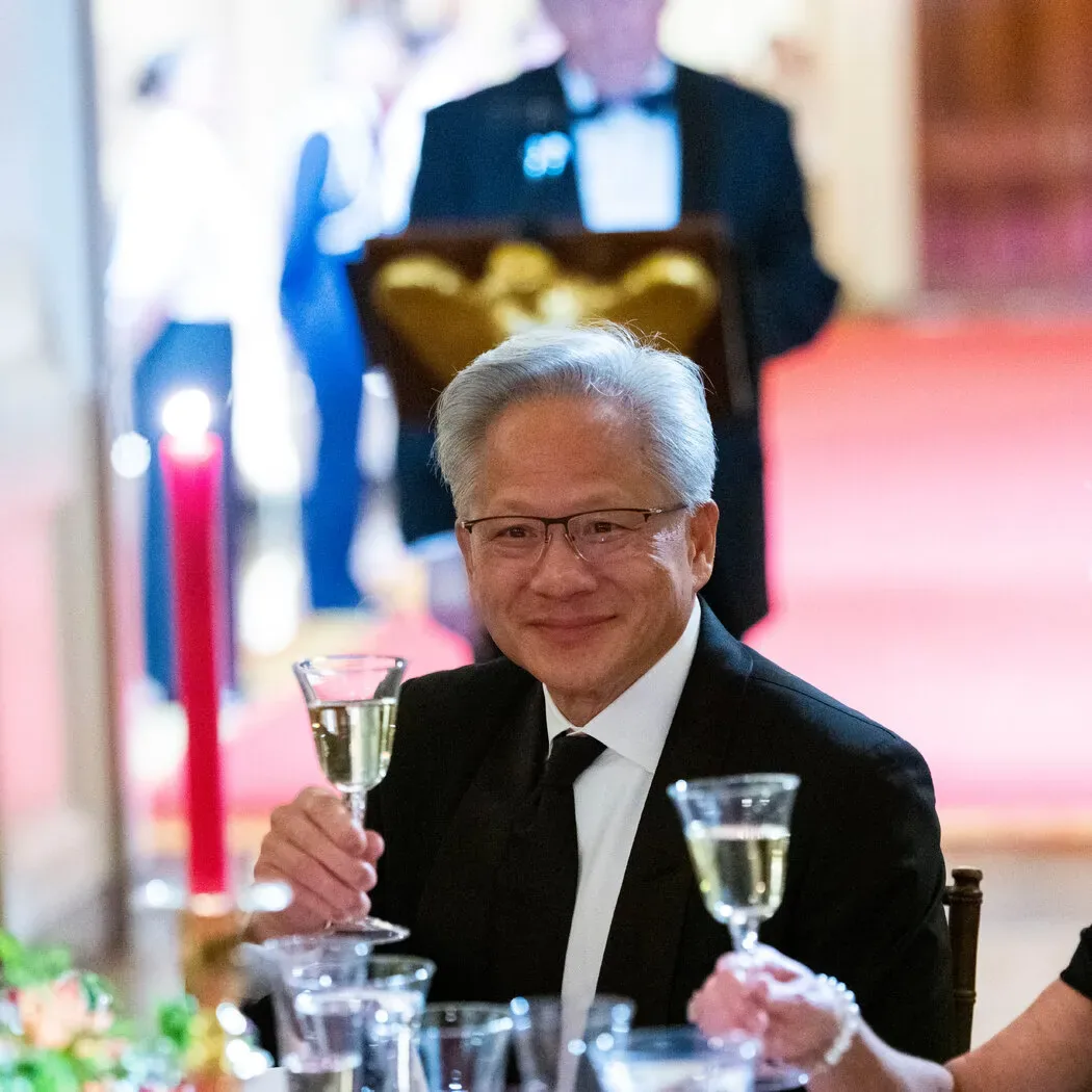 中国特工锁定黄仁勋 白宫知情一年未采取行动 5 上个月,在特朗普为中国国家主席习近平举行的白宫国宴上,黄仁勋在显要位置就座。