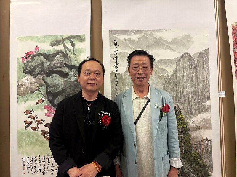鄭澤傑（左）為張培椿（右）推動「無邊無際」舊金山個展。（記者李怡/攝影）