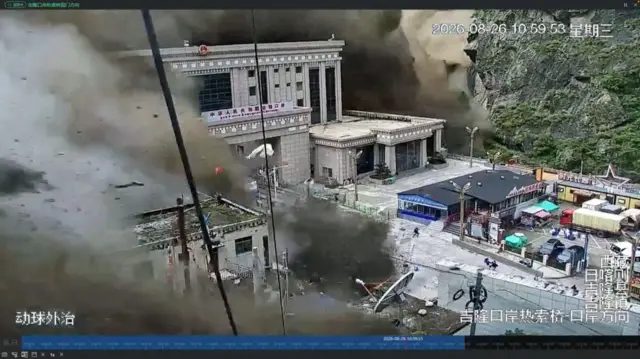 保安监控镜头拍下了泥石流冲击西藏日喀则吉隆县中国边境口岸大楼情境（26/8/2026）