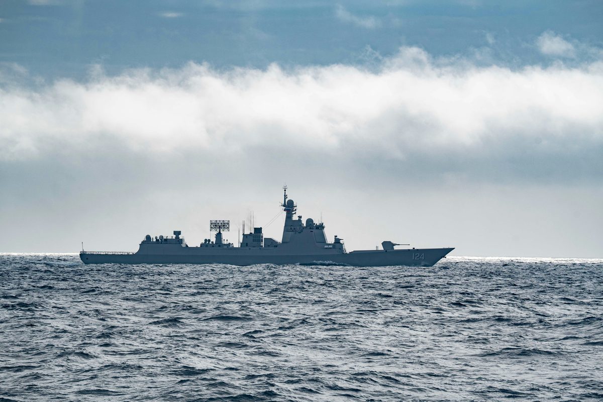 052D型驅逐艦開封號參加中俄「海上聯合-2026」聯合演習。（新華社）