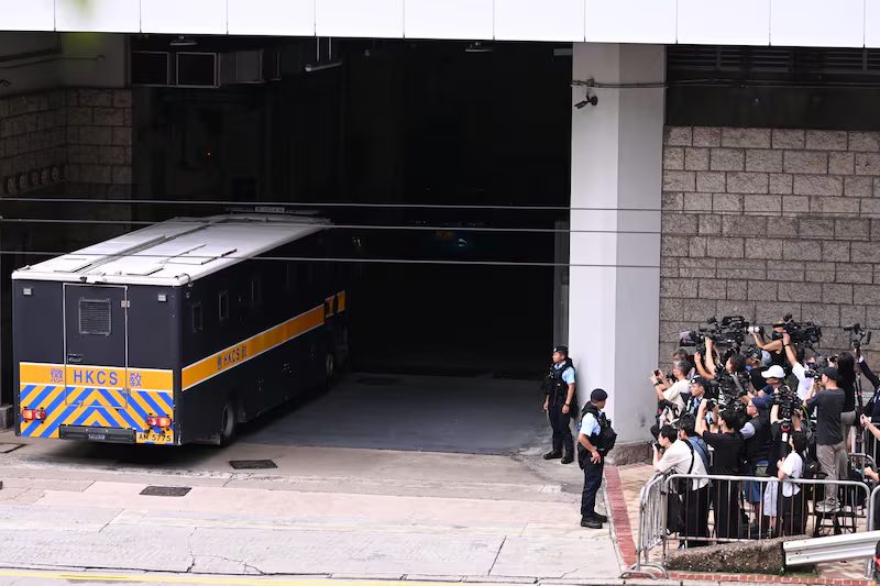 2026年9月2日，一輛據稱載有香港民主活動人士黃之鋒的囚車（左）抵達香港高等法院。這位香港知名民主活動人士預計將於9月2日在該法院就其涉嫌勾結外國勢力的國家安全罪名認罪。
