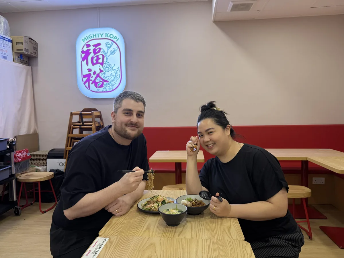 Mighty Kopi是家庭生意，团队成员包括Craig（左）和妻子梁恩綾（右），以及梁恩綾的妈妈、阿姨和表妹等。（陈映蓁摄）