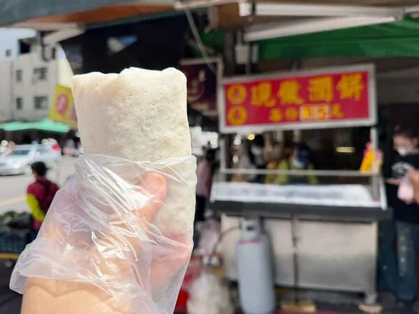 ▲▼鶯歌來來現做潤餅的現做潤餅。（圖／《Viviyu小世界》授權提供）