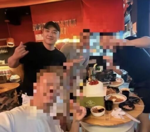 ▲疑似案發聚會照流出。（圖／翻攝自韓網）