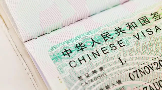 一本护照的内页贴上了中国旅游签证