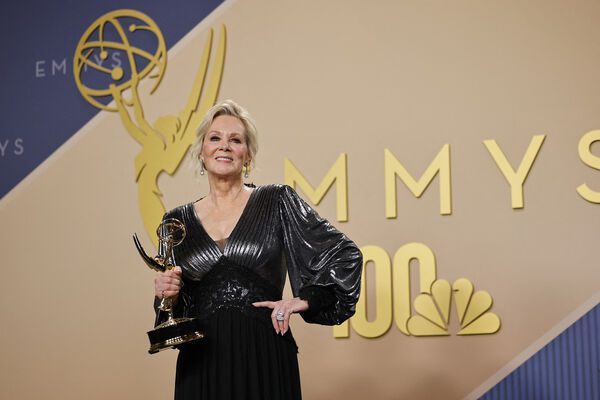 ▲74歲的資深實力派女星珍史瑪特（Jean Smart）憑藉神劇《天后與草莓》（Hacks）第5季最終季，毫無懸念再度奪下艾美獎喜劇類最佳女主角。（圖／路透）