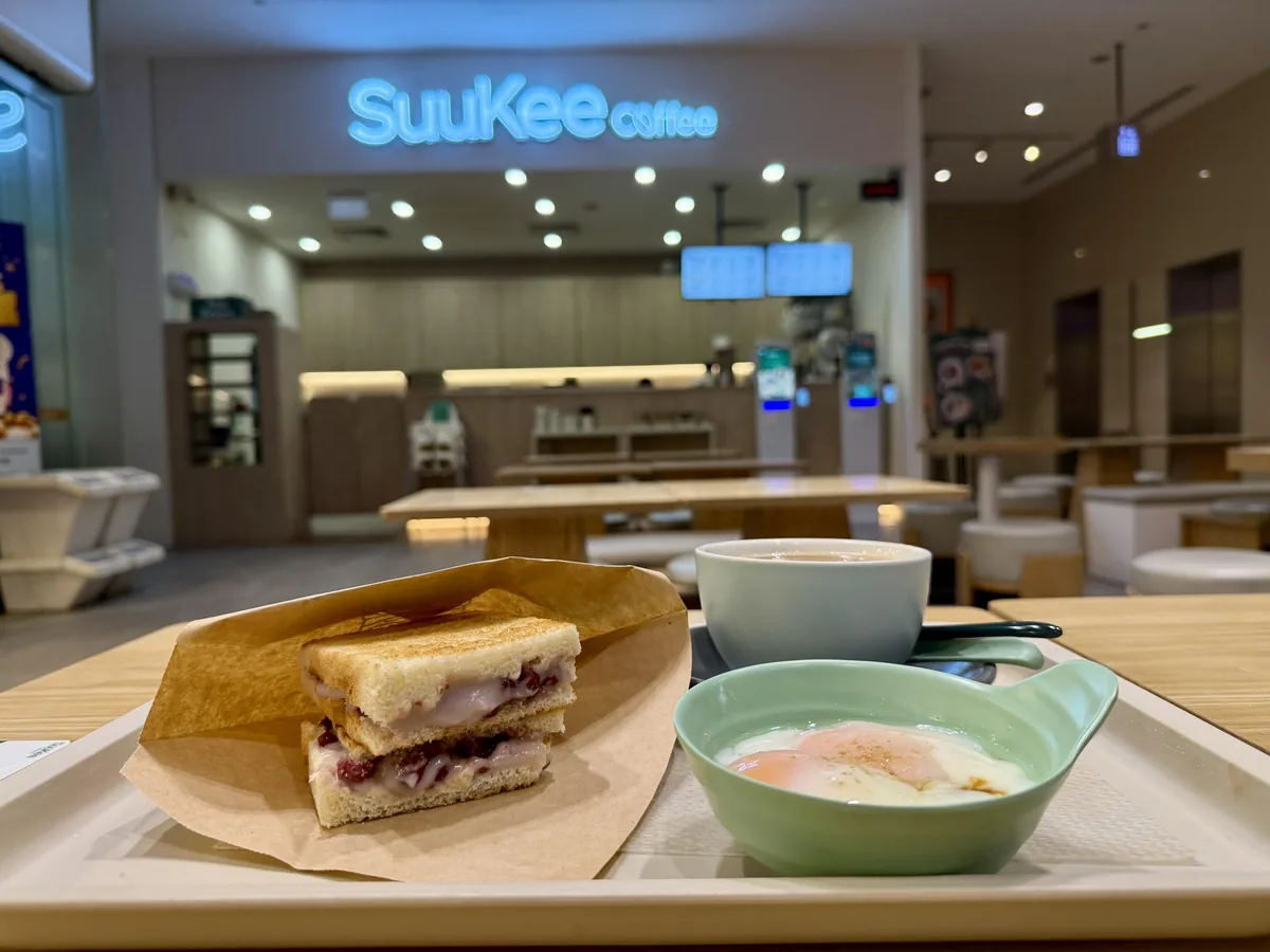 芋泥红豆土司套餐，吐司馅料给得大方，甜而不腻。（陈映蓁摄）