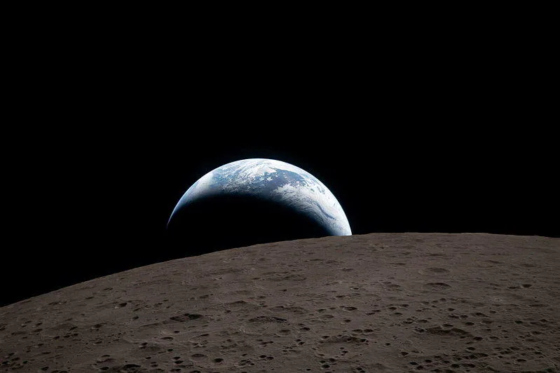 2026年4月，「阿提米絲2號」女太空人柯赫傳回了一張略帶灰色的地球沉入月球背面...