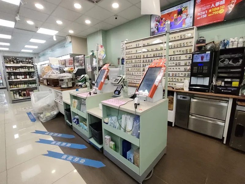 全家试行大夜无人营运 逾3成顾客已用自助结帐 2 全家測試大夜班無人營運(2) 全家便利商店近期在部分店鋪試行大夜班無人營運模式,門市已設置自助結帳設備,以科技協助提升營運效率,因應零售業缺工挑戰。中央社記者何秀玲攝 115年7月4日