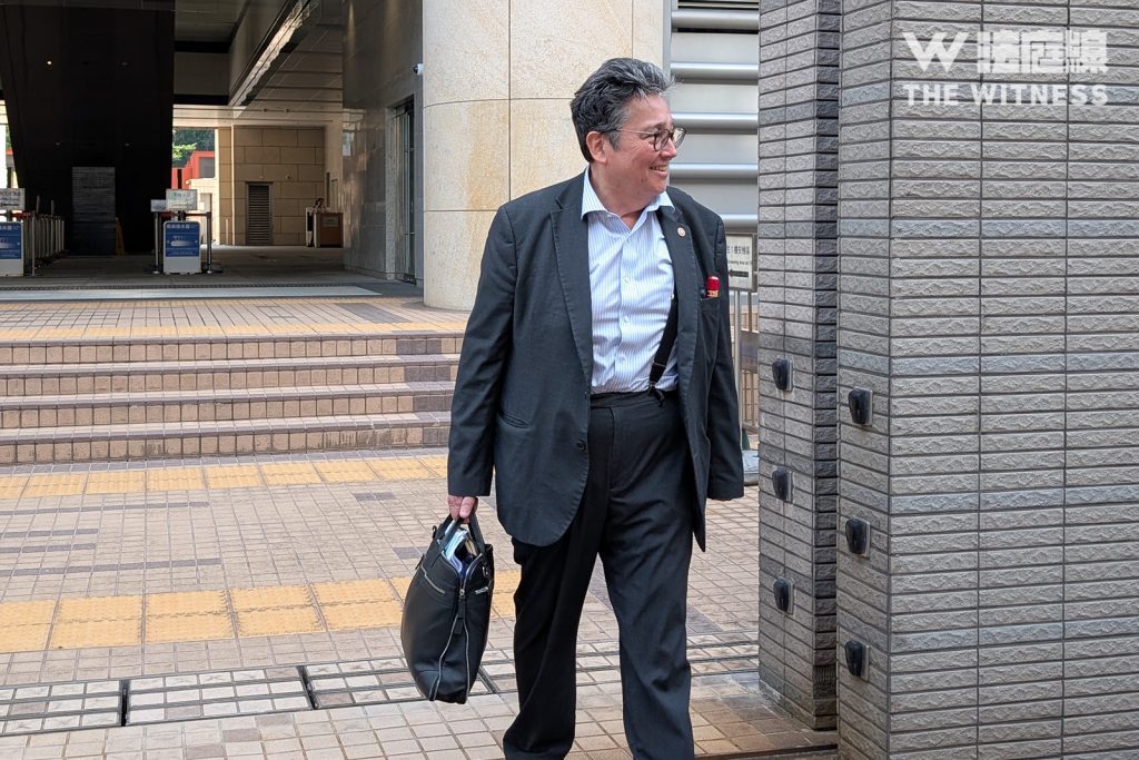 男子葵涌广场与警争执案 警员否认主动推被告 播片后同意为保持距离曾触碰对方 3 辯方大狀 William Allan