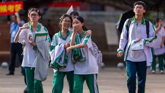 2026年6月7日，在中国海南省琼海市，参加2026年全国高考的考生走出考场。