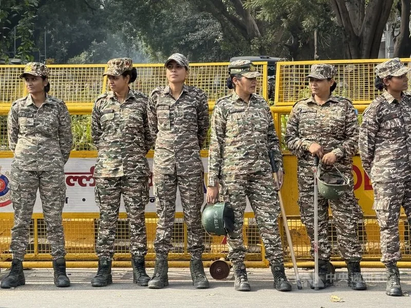 印度近期爆出女記者遭執法人員不當肢體接觸，相關單位10日在蟑螂人民黨發起的抗議活動，部署大批女性軍人、警察、維安人員，試圖將風險降低。中央社記者李晉緯新德里攝　115年10月10日