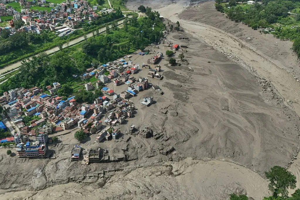 冰川崩塌引發巨大泥流順河而下，讓中國、尼泊爾邊境眾多村莊遭受重創。（美聯社）