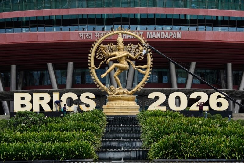 2026金磚國家峰會在印度新德里舉行，工作人員12日在會場外做最後整備。（美聯社）
