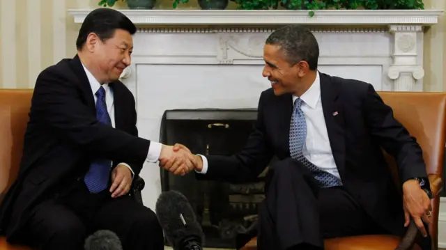 奥巴马（右）在椭圆形办公室内跟习近平握手（14/2/2012）