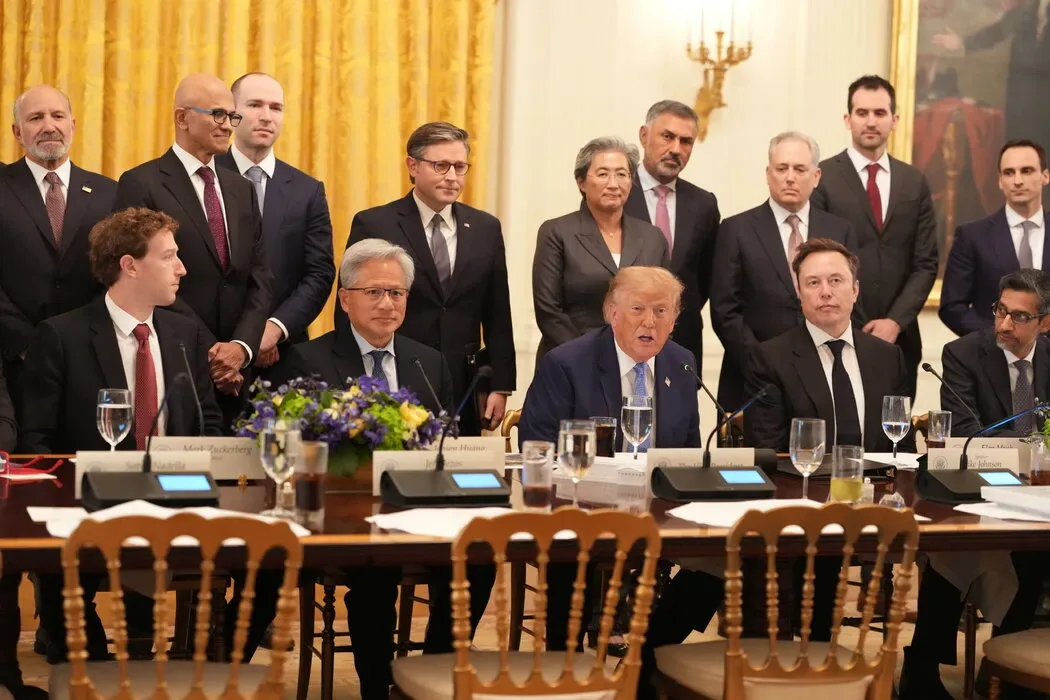 特朗普召硅谷巨头开会 拒绝正式监管改签自愿协议 2 特朗普与包括Meta、英伟达、SpaceXAI和谷歌在内的主要科技公司领导人合影。