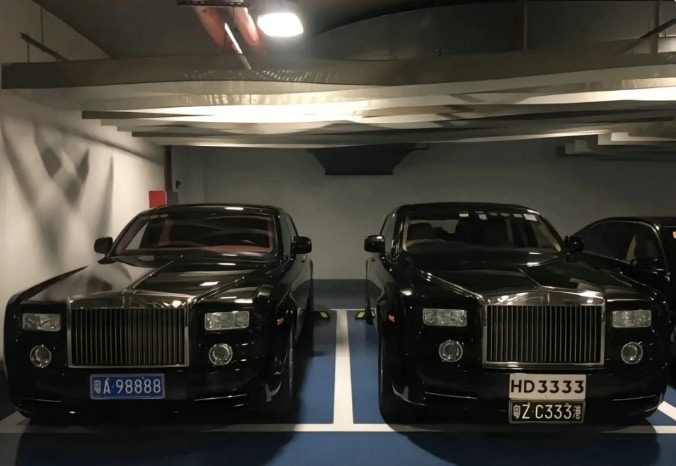 許家印擁有兩部勞斯萊斯房車, 其中一架掛上了「HD3333」車牌，與中國恒大股票編號一樣。（網上圖片）