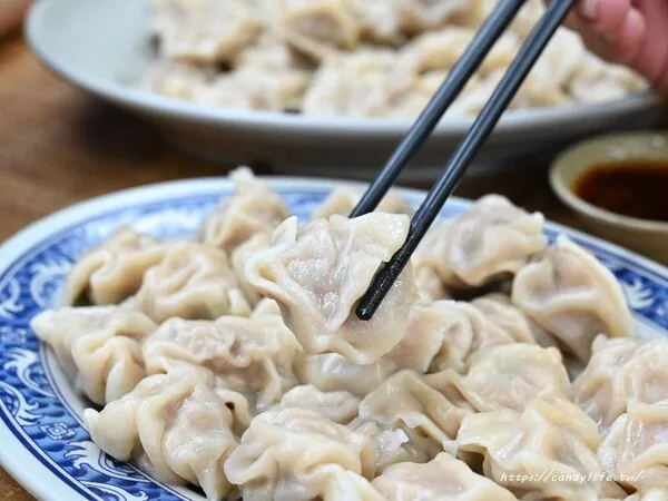 台中上上水饺一颗只要3元 外皮Q弹、特制辣椒酱受老饕推荐 6 ▲▼上上水餃的平價水餃與市場用餐環境。(圖/《糖糖's 享食生活》授權提供)