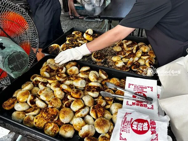 ▲▼宜蘭老吳碳烤燒烤餅胡椒餅與鹹酥餅。（圖／《陳小可的吃喝玩樂》授權提供）