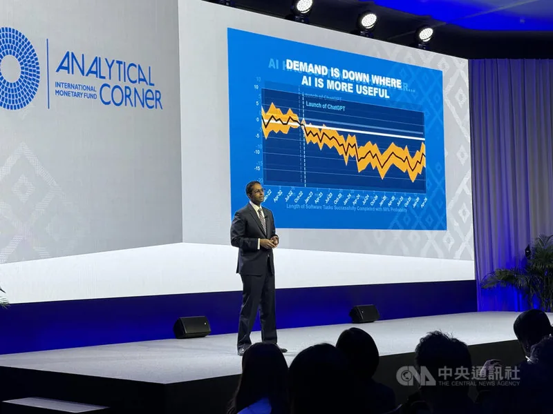 AI冲击亚洲就业 招聘需求降1成、AI人才却缺 1 IMF與世界銀行年會聚焦AI的挑戰和機會,IMF亞太部資深經濟學家基爾蒂(Divya Kirti)引用研究結果指出,企業對具備AI技能人才的需求正在增加。中央社記者李宗憲曼谷攝 115年10月12日