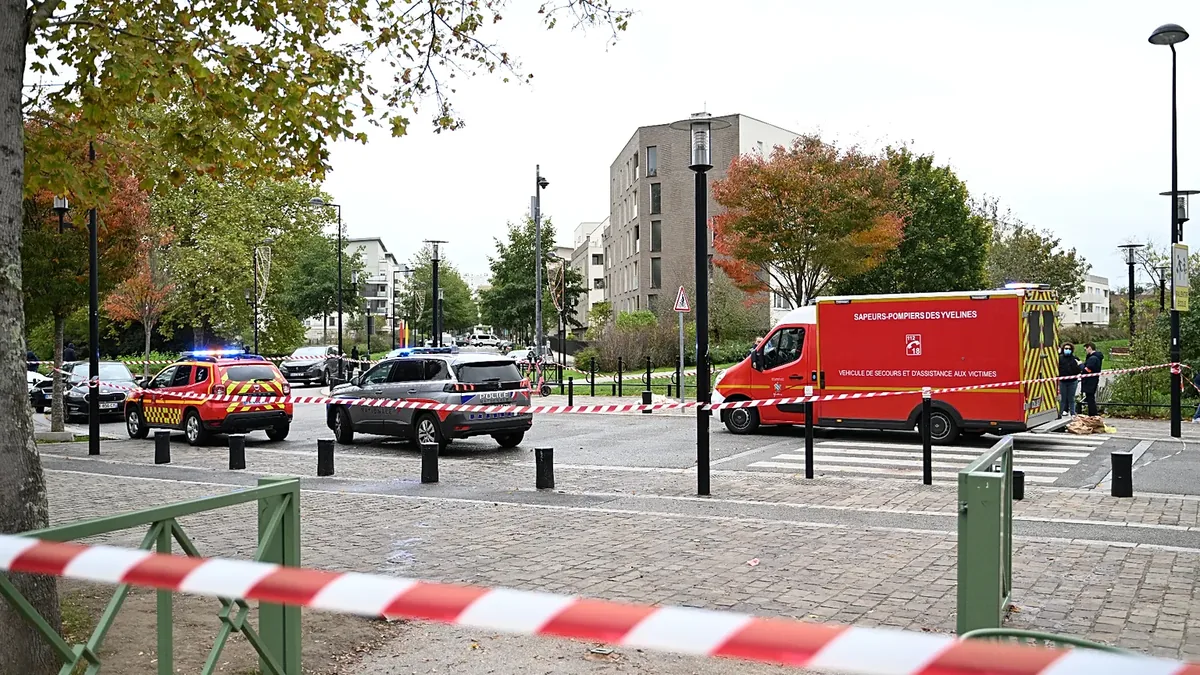 特拉普枪击案现场的警车、消防车与封锁线