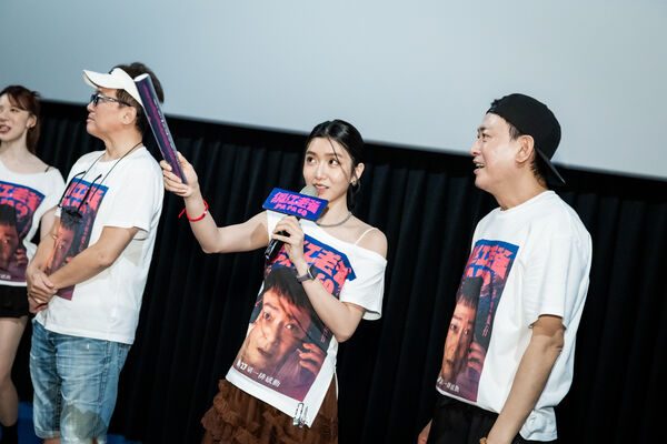 总统来都没这么多人!《角头》宇宙挤爆夜市 王识贤被拿25年照认亲 6 ▲《網紅老爸》勤跑宣傳。(圖/曼尼娛樂提供)