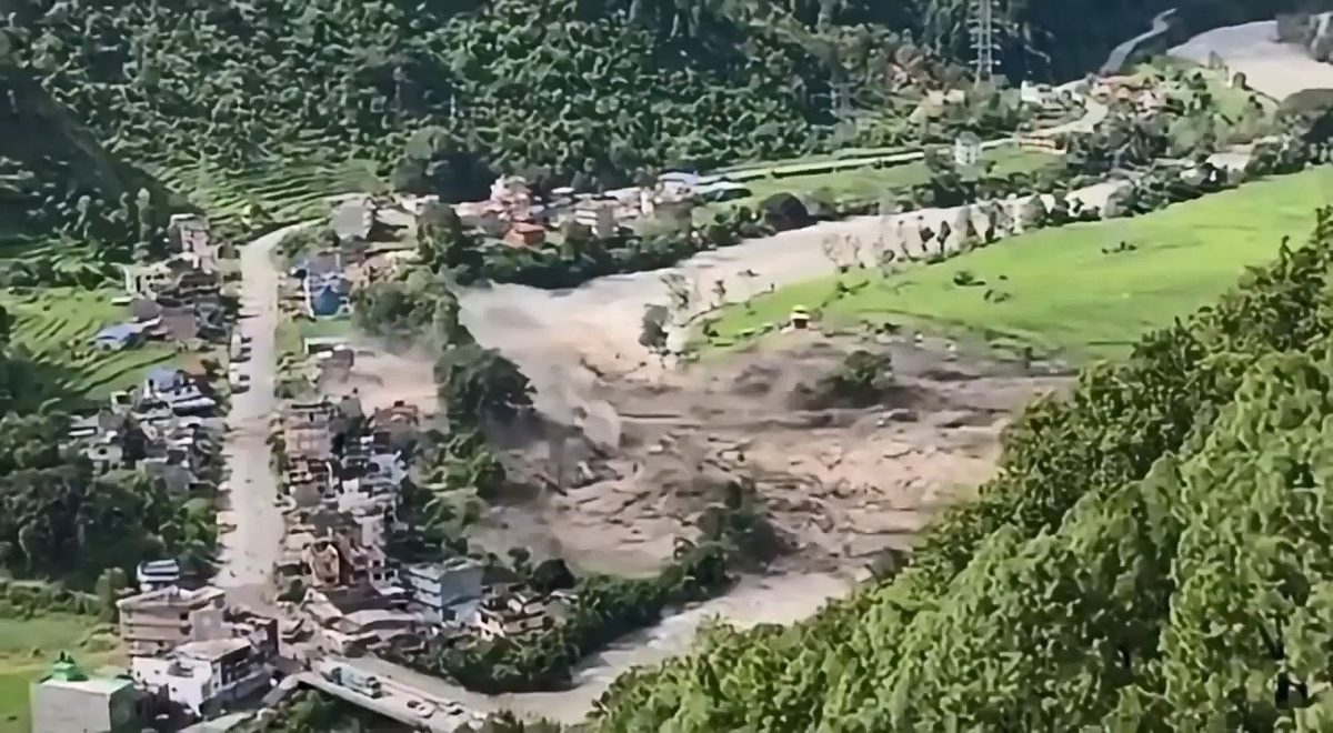 尼泊尔泥石流逾800死亡 时间轴曝光 3个月前曾向中国求预警资讯 2 尼泊爾與中國西藏邊境8月26日發生造成大量傷亡的泥石流,在尼泊爾一側,多條村莊遭沖毀,房屋受破壞,影片顯示事發時洪水快速湧向村莊,把當地村莊淹沒。(X@ratanji)
