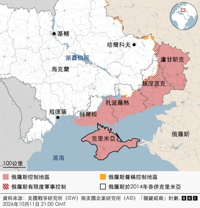 俄军空袭升级 基辅日夜成目标 第聂伯河桥梁遭袭 5 BBC地图显示俄罗斯军方在乌克兰控制的地区。地图标示前线位置、俄罗斯控制区域及乌克兰主要城市的位置。另一幅 BBC 位置示意地图则在地球仪上标示出乌克兰的位置。