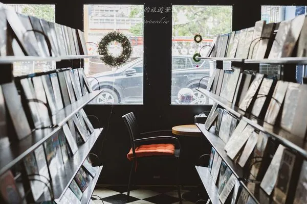 恒春金像咖啡:前身是DVD出租店,天花板排满电影封面 2 ▲▼屏東恆春金像咖啡DVD出租店風格空間與義大利麵、燉飯。(圖/《黑皮的旅遊筆記》授權提供)