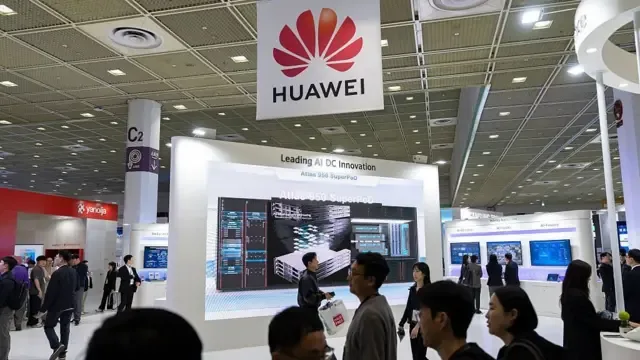 一群人从华为展区门口走过
