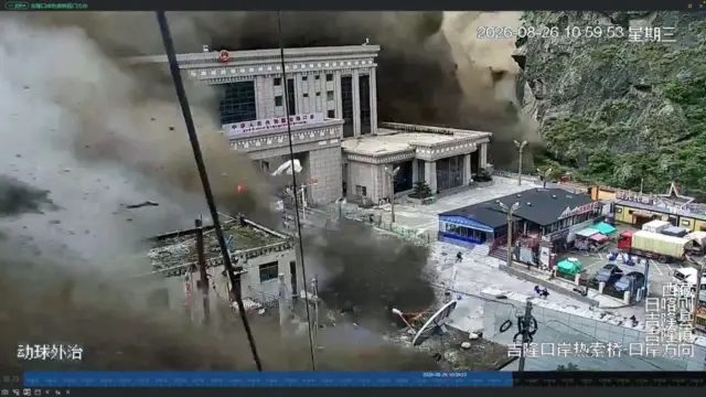 闭路电视拍下冰岩崩泥石流冲击中国西藏日喀则吉隆口岸一刻（26/8/2026）