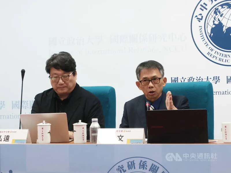 中共20届五中全会 学者:「习近平党建思想」或入党章 2 政治大學國際關係研究中心今天召開「中共20屆五中全會座談會」,政治大學東亞研究所特聘教授寇健文(右)、致理科技大學國際貿易系教授張弘遠(左)等專家學者出席。中央社記者李雅雯攝 115年10月30日